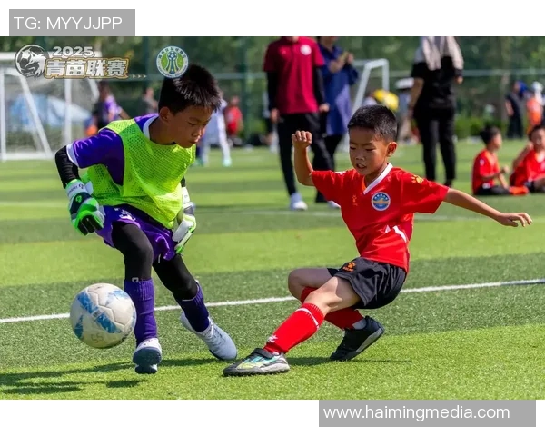 足球巨星相遇：从球场到更广阔的舞台，跨界合作的精彩瞬间